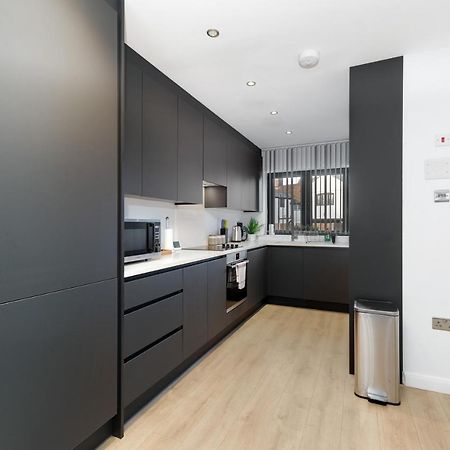 Modern 4 Bedroom House With Parking In Farnham Royal, Slough By 360Stays Exterior photo