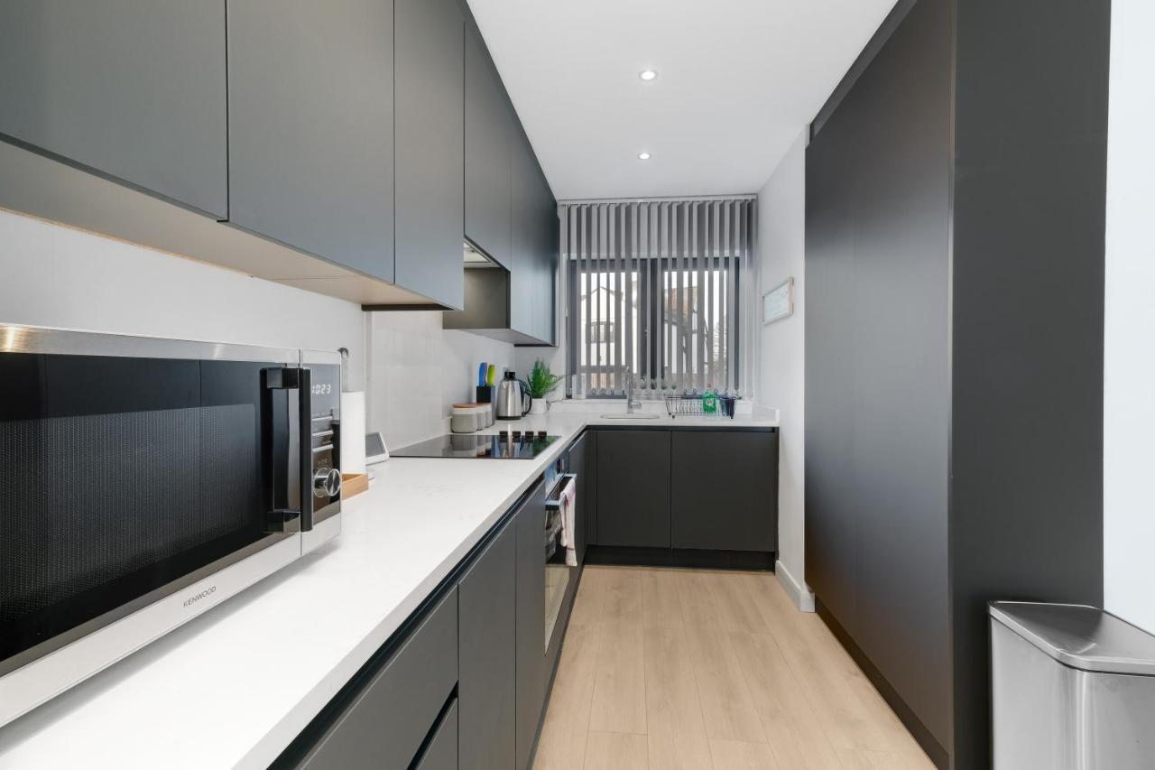 Modern 4 Bedroom House With Parking In Farnham Royal, Slough By 360Stays Exterior photo