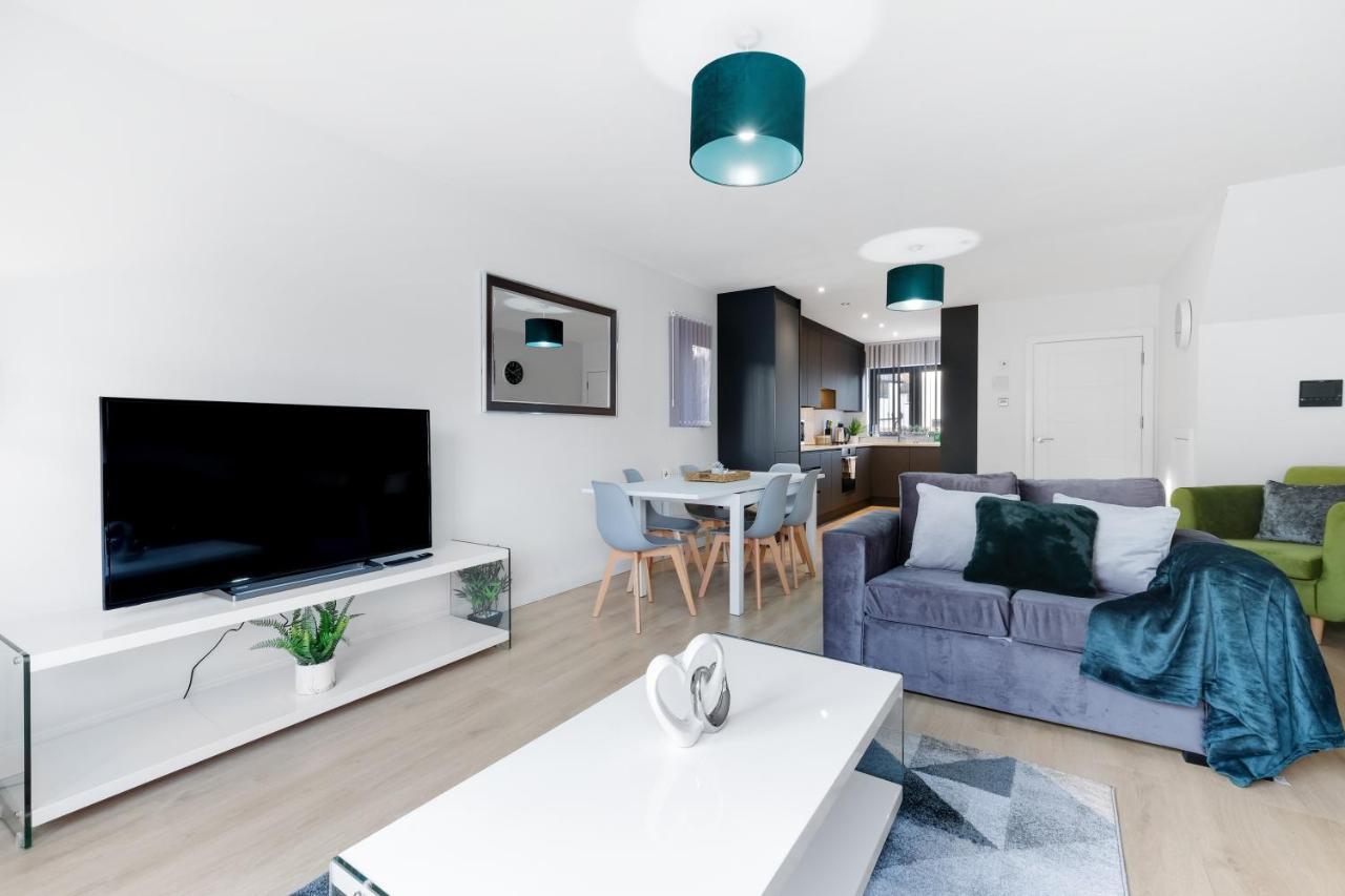 Modern 4 Bedroom House With Parking In Farnham Royal, Slough By 360Stays Exterior photo