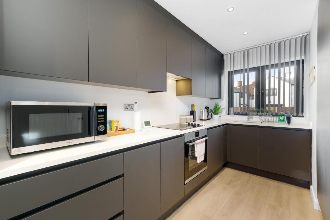 Modern 4 Bedroom House With Parking In Farnham Royal, Slough By 360Stays Exterior photo