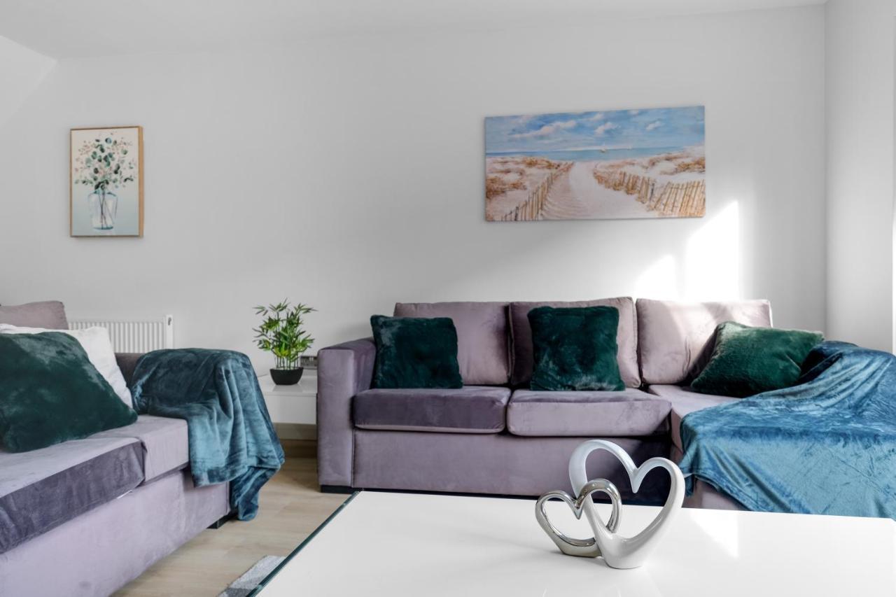 Modern 4 Bedroom House With Parking In Farnham Royal, Slough By 360Stays Exterior photo