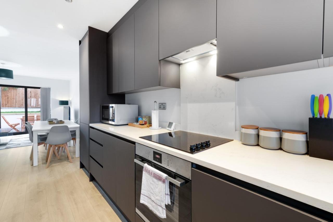 Modern 4 Bedroom House With Parking In Farnham Royal, Slough By 360Stays Exterior photo