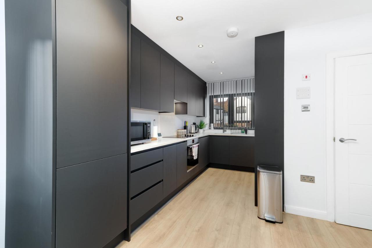 Modern 4 Bedroom House With Parking In Farnham Royal, Slough By 360Stays Exterior photo