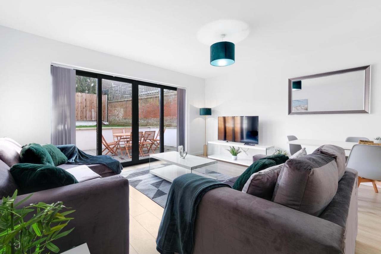 Modern 4 Bedroom House With Parking In Farnham Royal, Slough By 360Stays Exterior photo