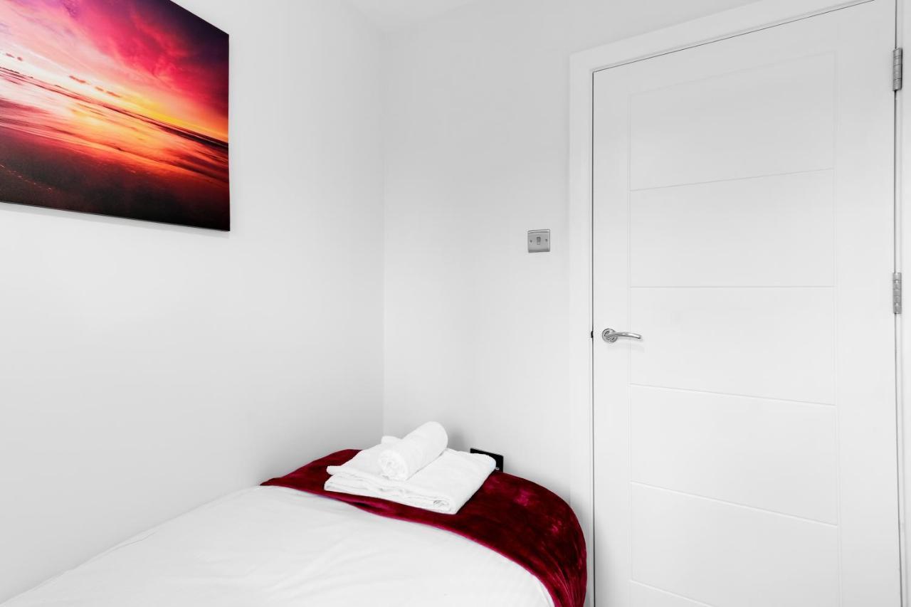 Modern 4 Bedroom House With Parking In Farnham Royal, Slough By 360Stays Exterior photo