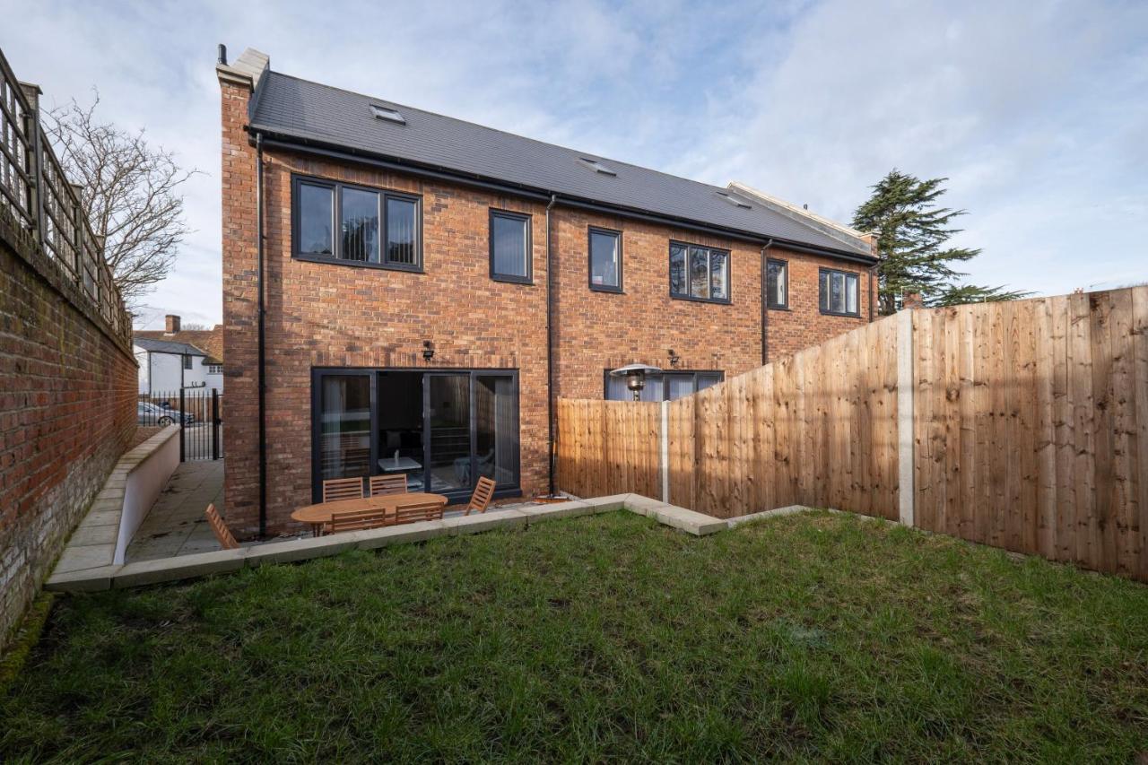 Modern 4 Bedroom House With Parking In Farnham Royal, Slough By 360Stays Exterior photo