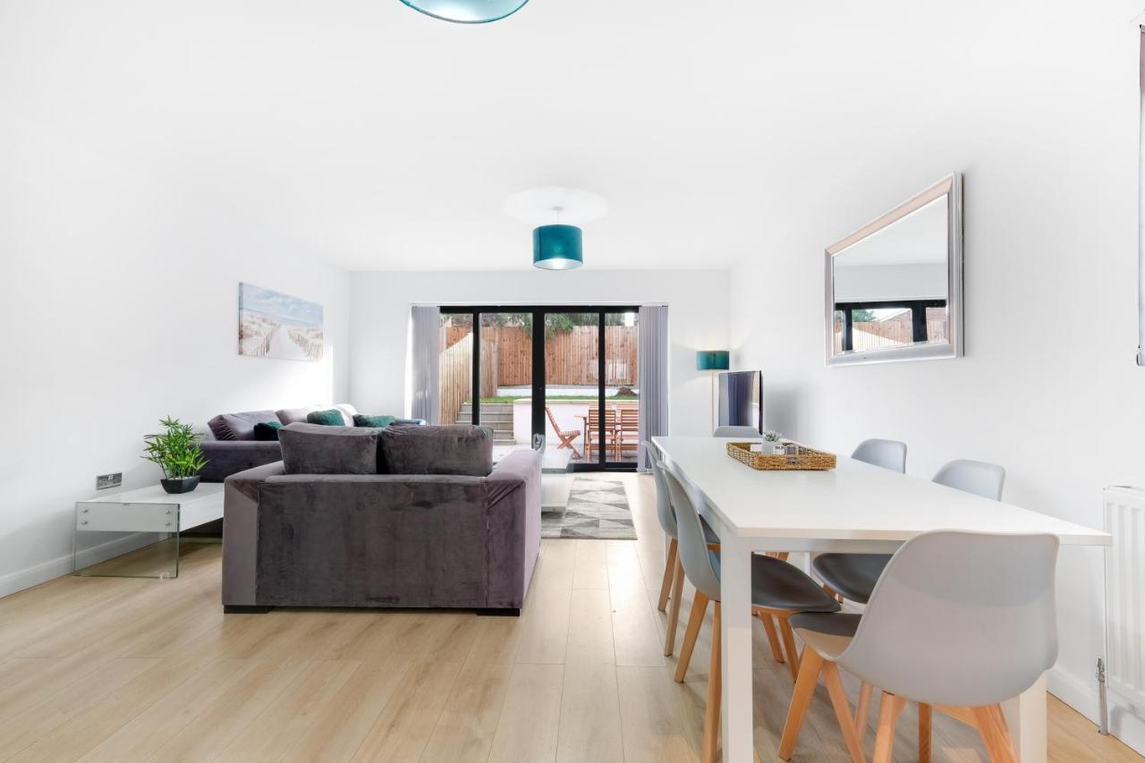 Modern 4 Bedroom House With Parking In Farnham Royal, Slough By 360Stays Exterior photo