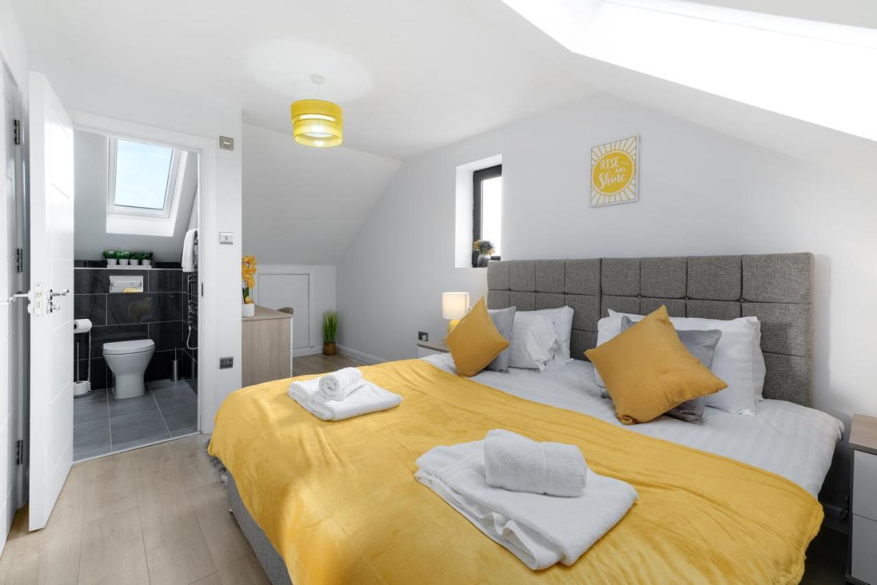Modern 4 Bedroom House With Parking In Farnham Royal, Slough By 360Stays Exterior photo