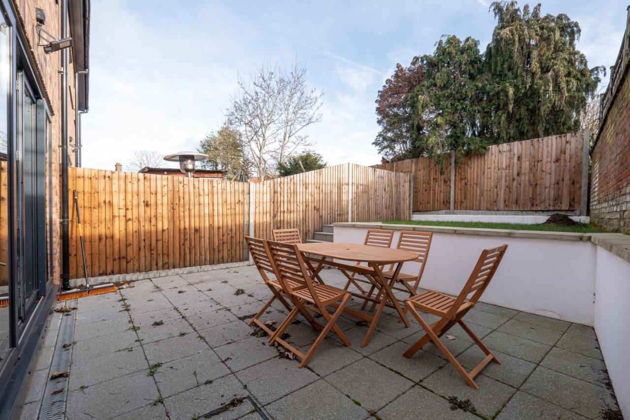 Modern 4 Bedroom House With Parking In Farnham Royal, Slough By 360Stays Exterior photo
