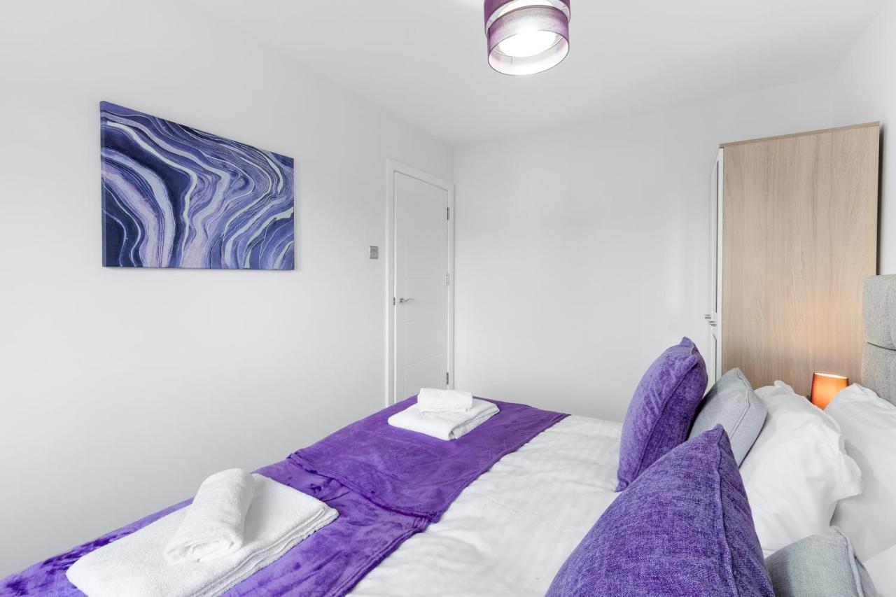 Modern 4 Bedroom House With Parking In Farnham Royal, Slough By 360Stays Exterior photo