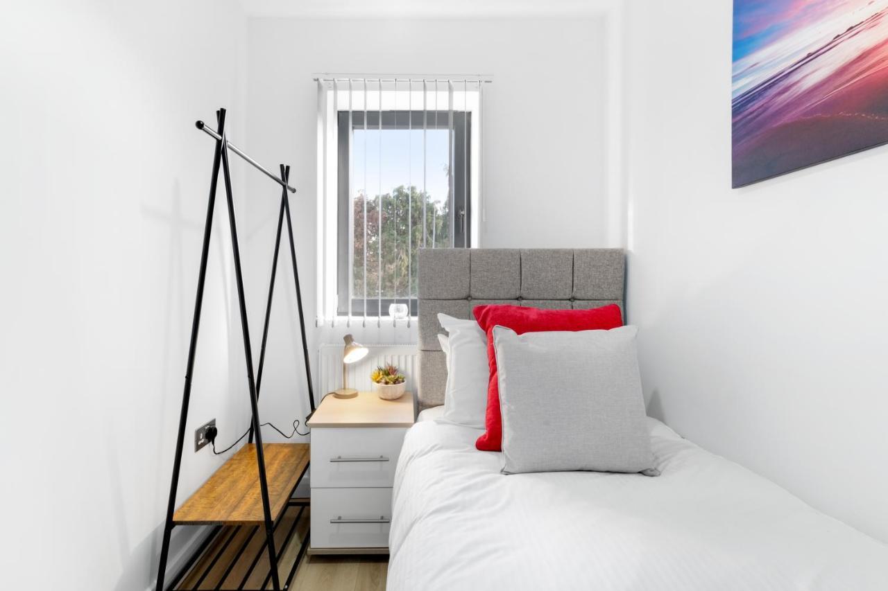 Modern 4 Bedroom House With Parking In Farnham Royal, Slough By 360Stays Exterior photo