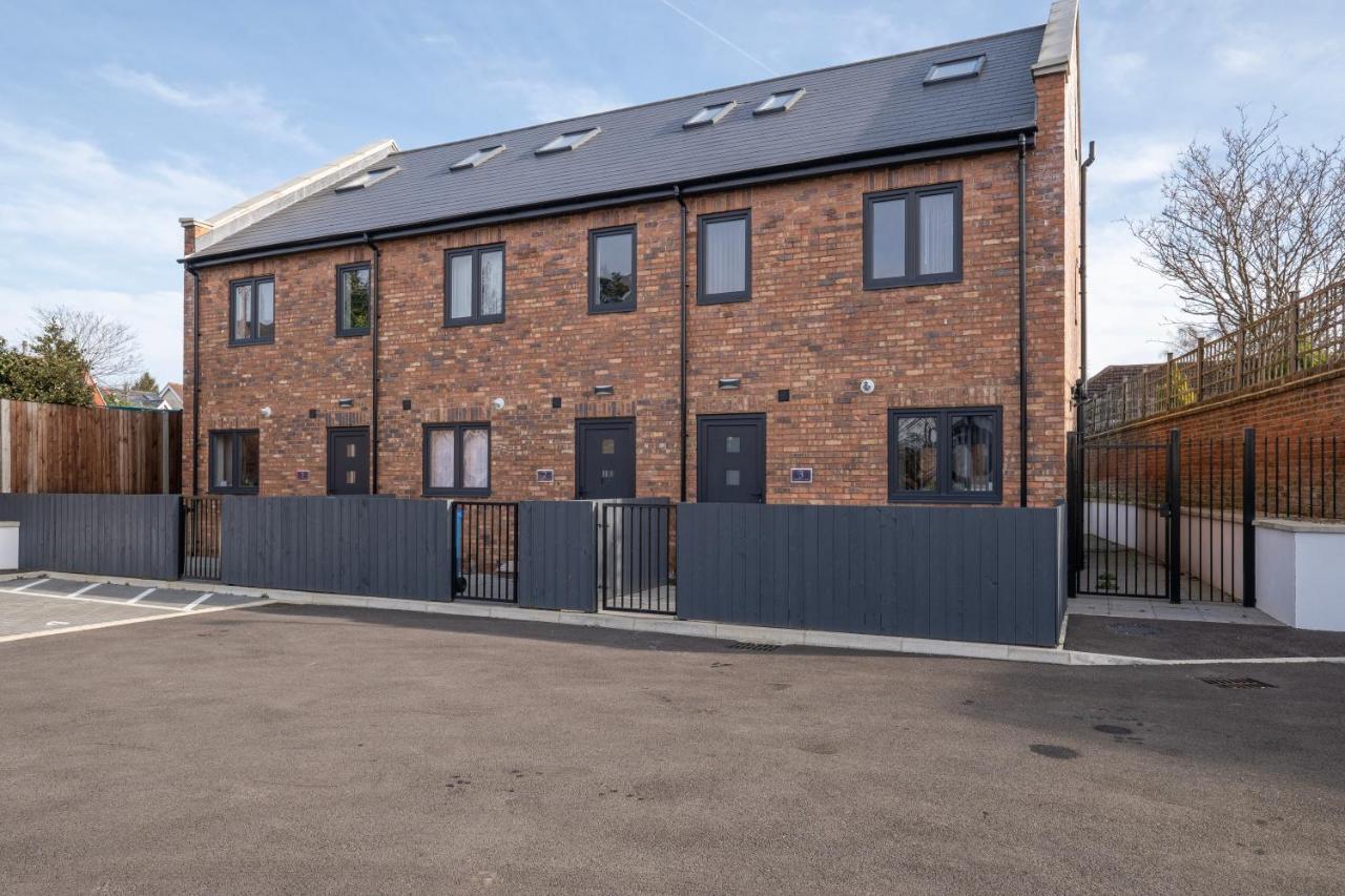 Modern 4 Bedroom House With Parking In Farnham Royal, Slough By 360Stays Exterior photo