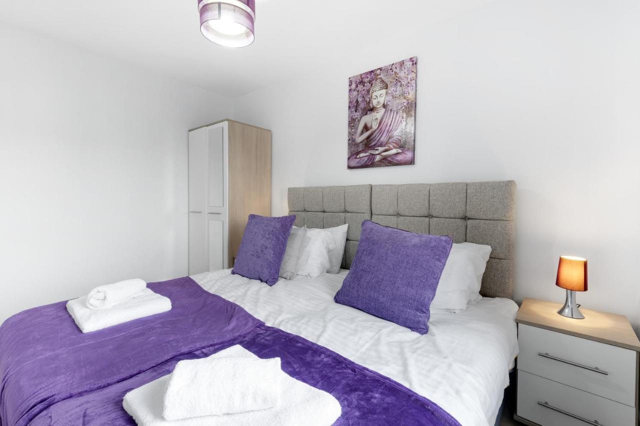 Modern 4 Bedroom House With Parking In Farnham Royal, Slough By 360Stays Exterior photo
