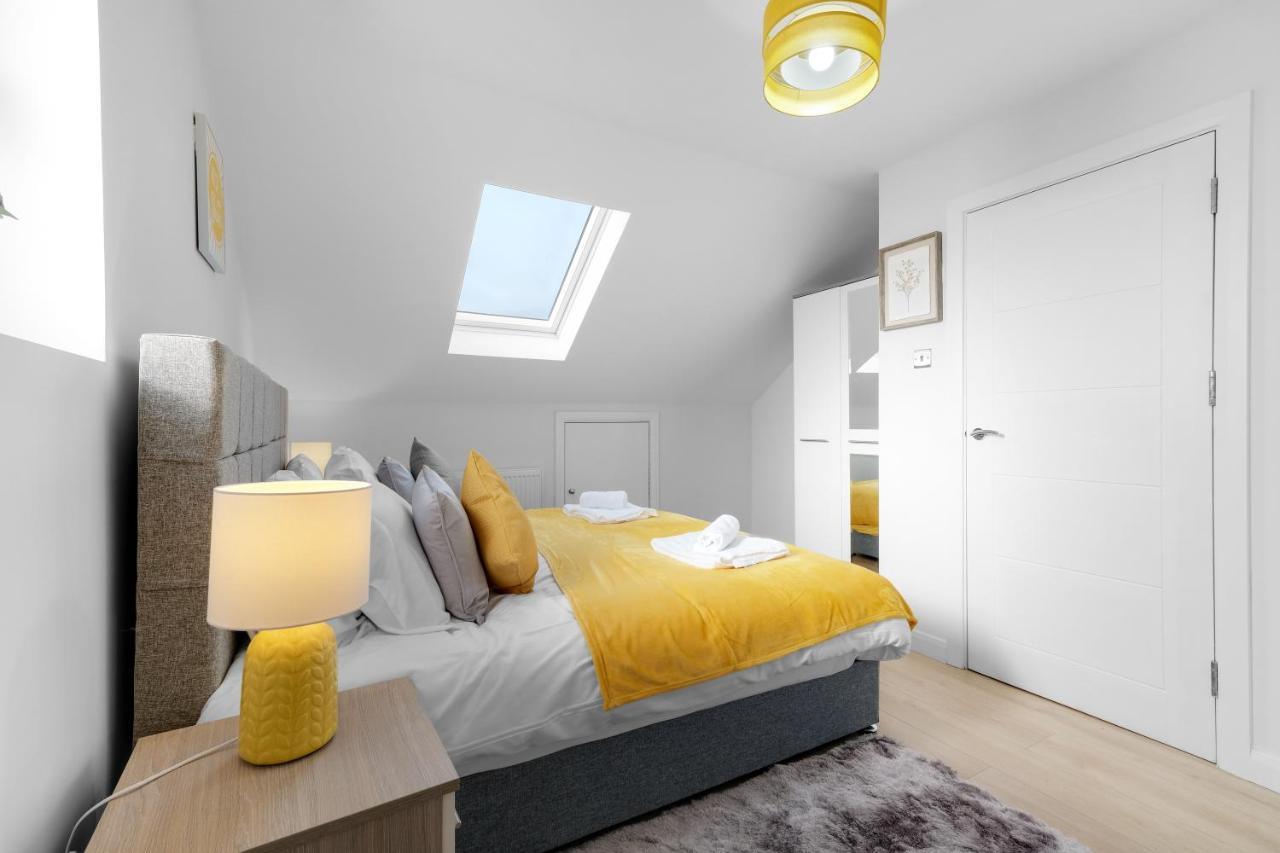 Modern 4 Bedroom House With Parking In Farnham Royal, Slough By 360Stays Exterior photo