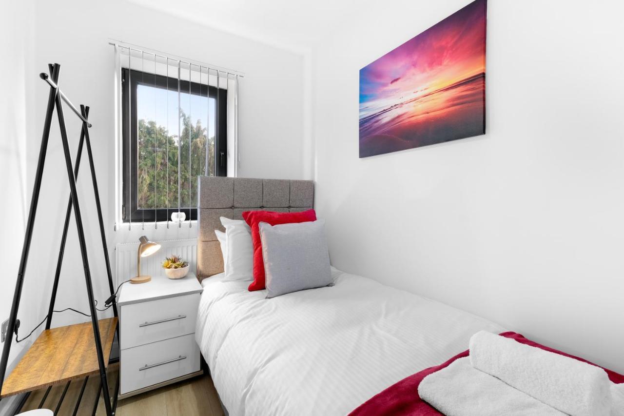 Modern 4 Bedroom House With Parking In Farnham Royal, Slough By 360Stays Exterior photo