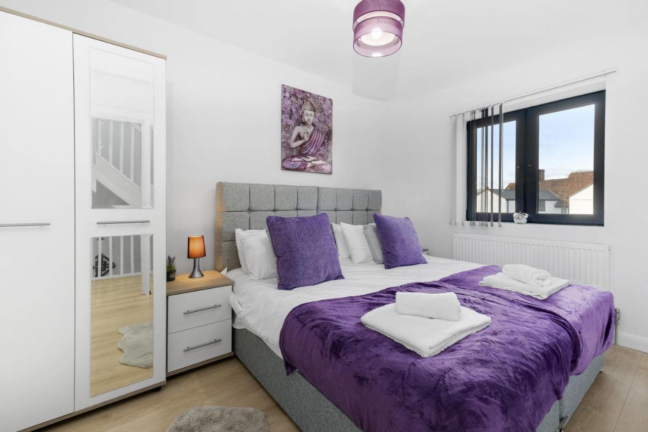 Modern 4 Bedroom House With Parking In Farnham Royal, Slough By 360Stays Exterior photo