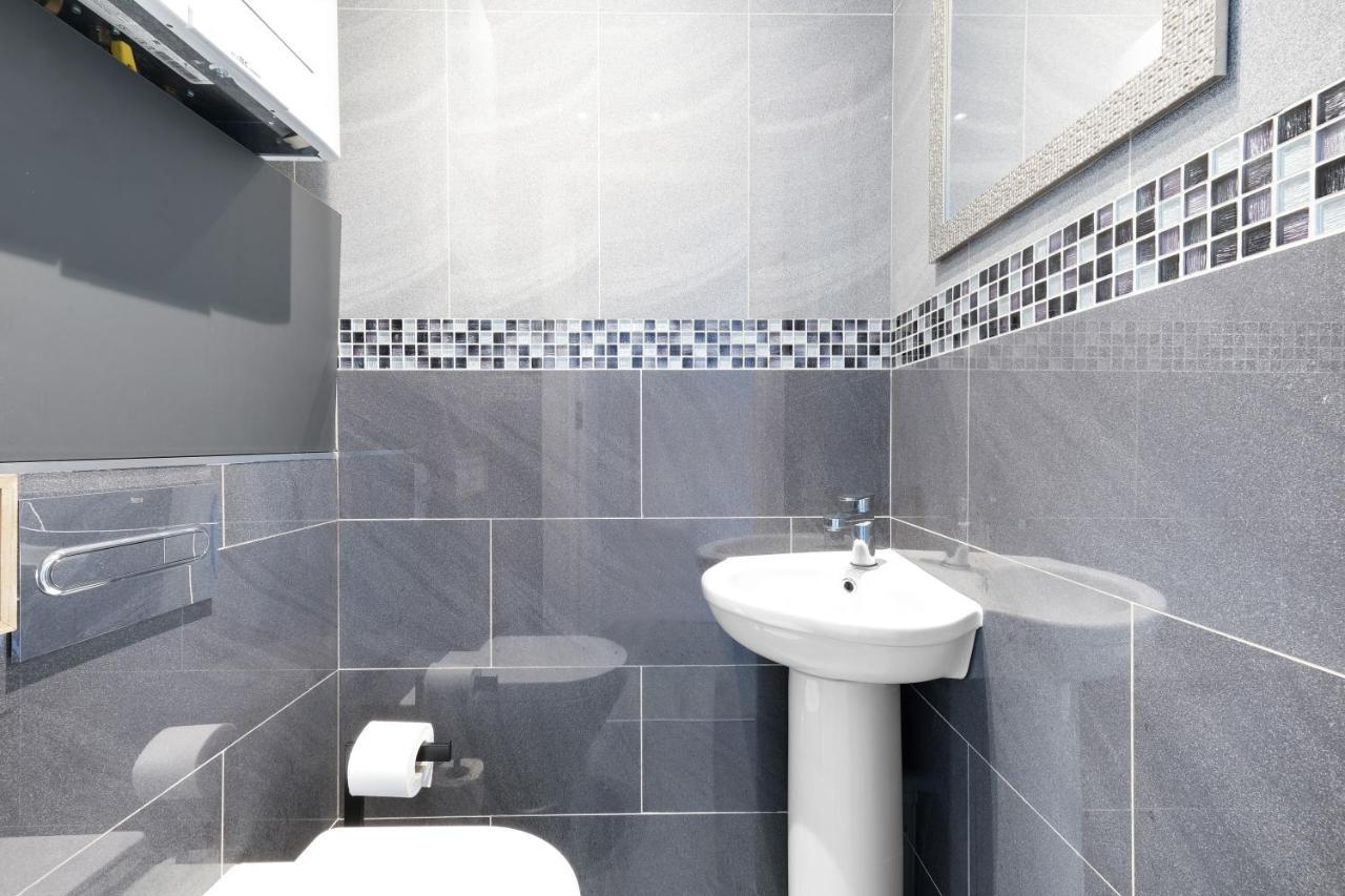 Modern 4 Bedroom House With Parking In Farnham Royal, Slough By 360Stays Exterior photo