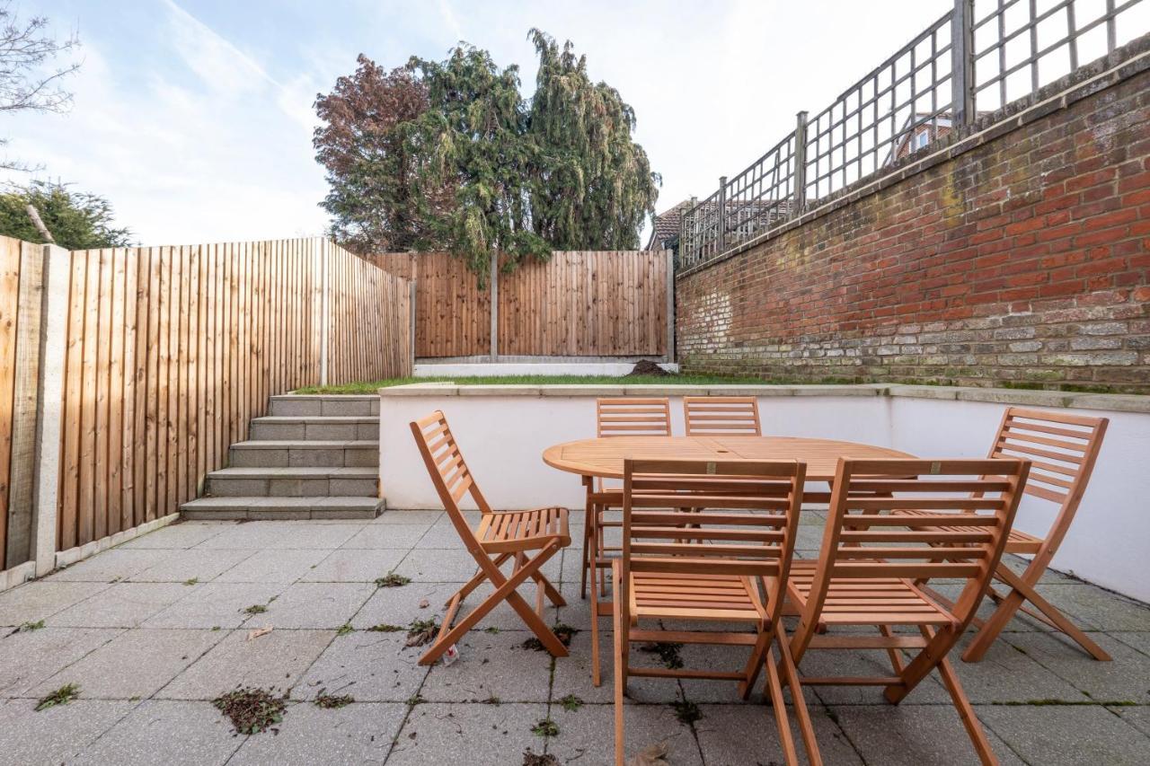 Modern 4 Bedroom House With Parking In Farnham Royal, Slough By 360Stays Exterior photo