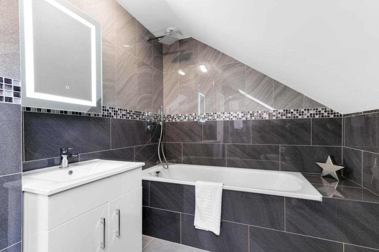 Modern 4 Bedroom House With Parking In Farnham Royal, Slough By 360Stays Exterior photo