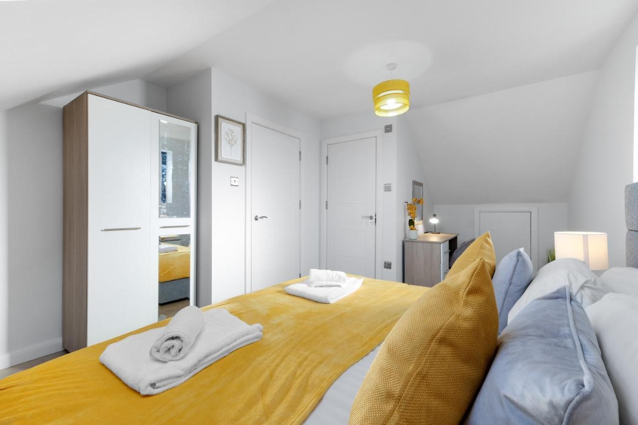 Modern 4 Bedroom House With Parking In Farnham Royal, Slough By 360Stays Exterior photo