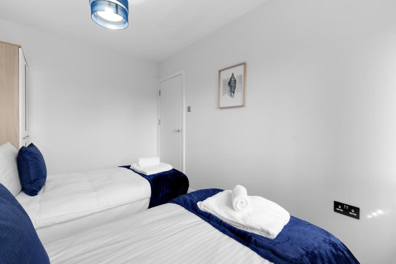 Modern 4 Bedroom House With Parking In Farnham Royal, Slough By 360Stays Exterior photo