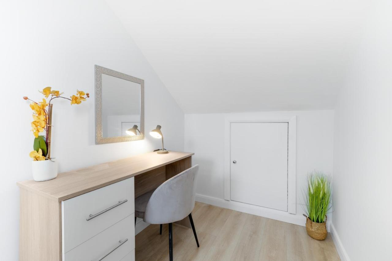 Modern 4 Bedroom House With Parking In Farnham Royal, Slough By 360Stays Exterior photo