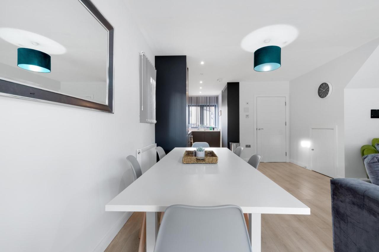Modern 4 Bedroom House With Parking In Farnham Royal, Slough By 360Stays Exterior photo