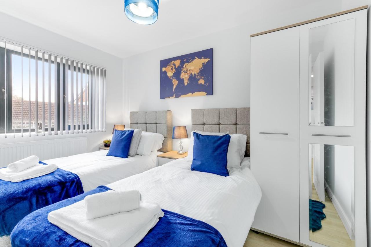 Modern 4 Bedroom House With Parking In Farnham Royal, Slough By 360Stays Exterior photo