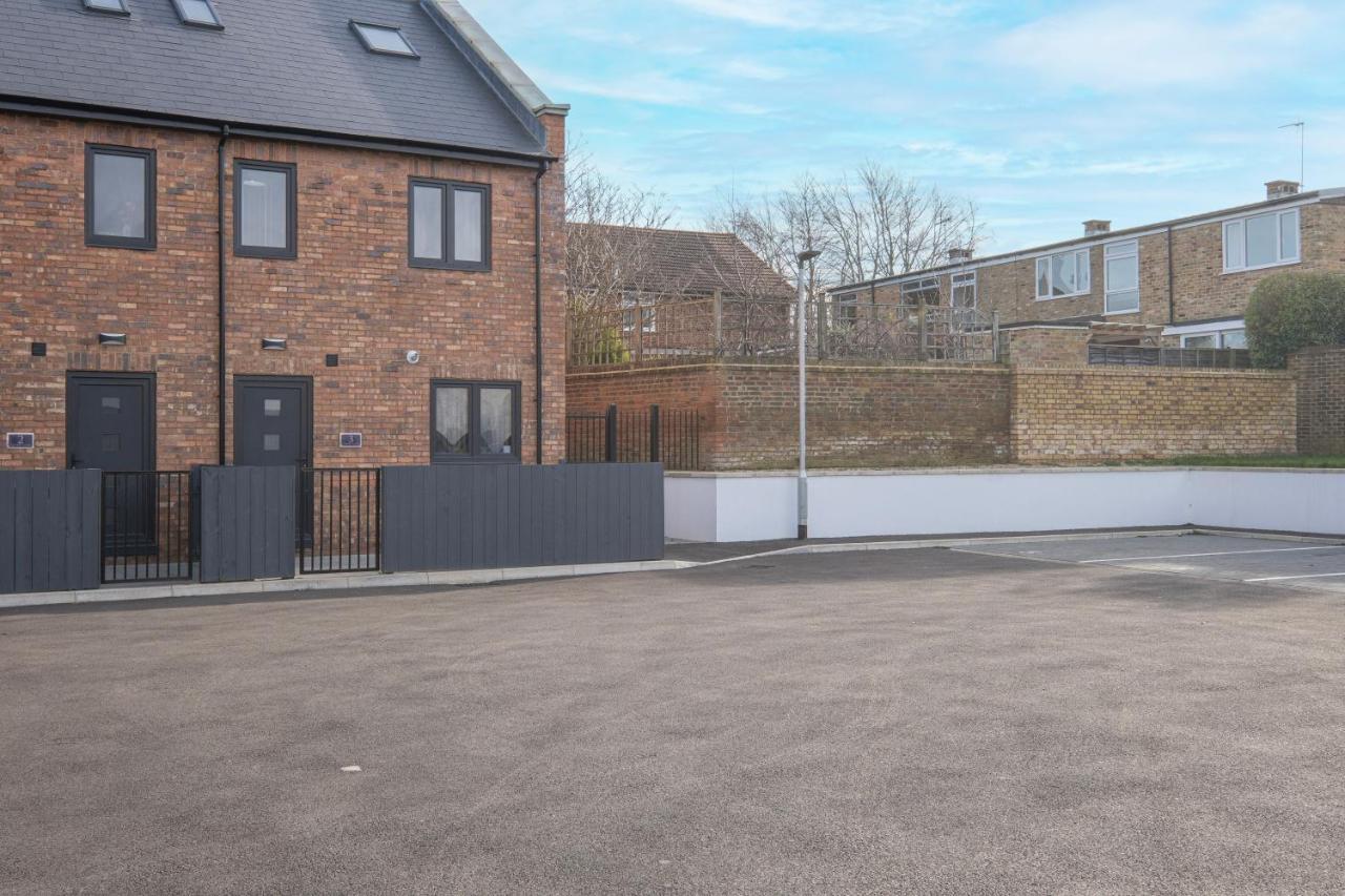 Modern 4 Bedroom House With Parking In Farnham Royal, Slough By 360Stays Exterior photo