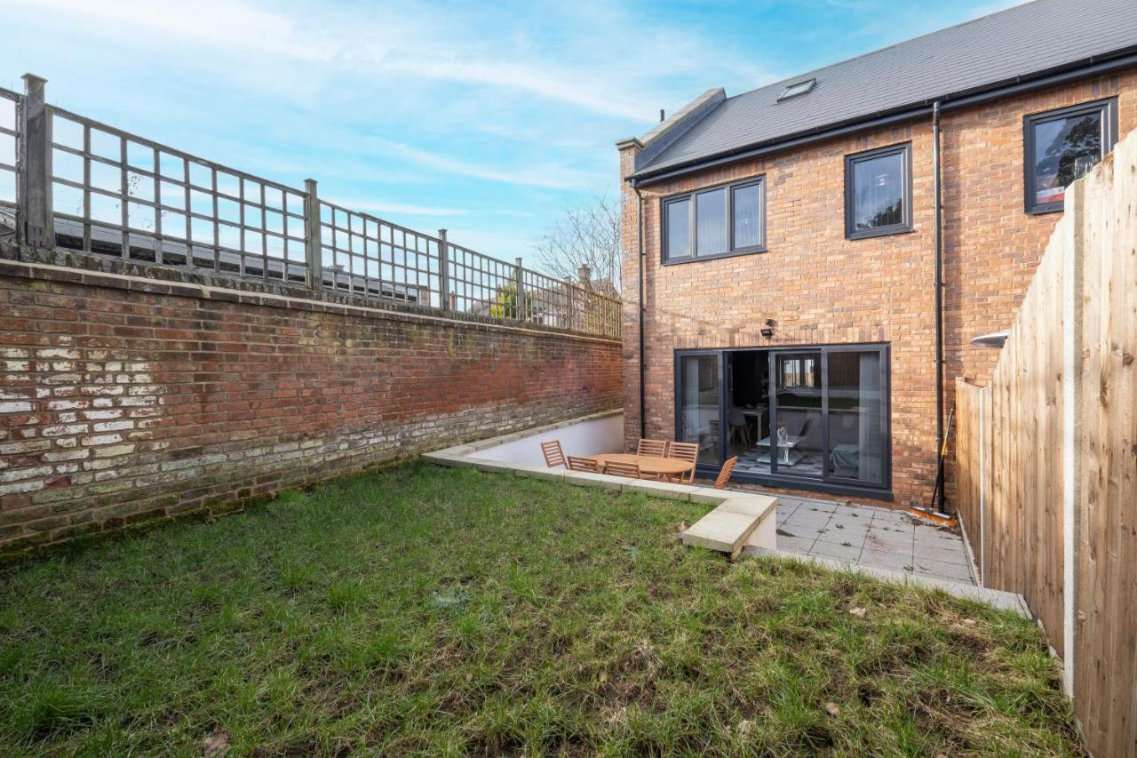Modern 4 Bedroom House With Parking In Farnham Royal, Slough By 360Stays Exterior photo