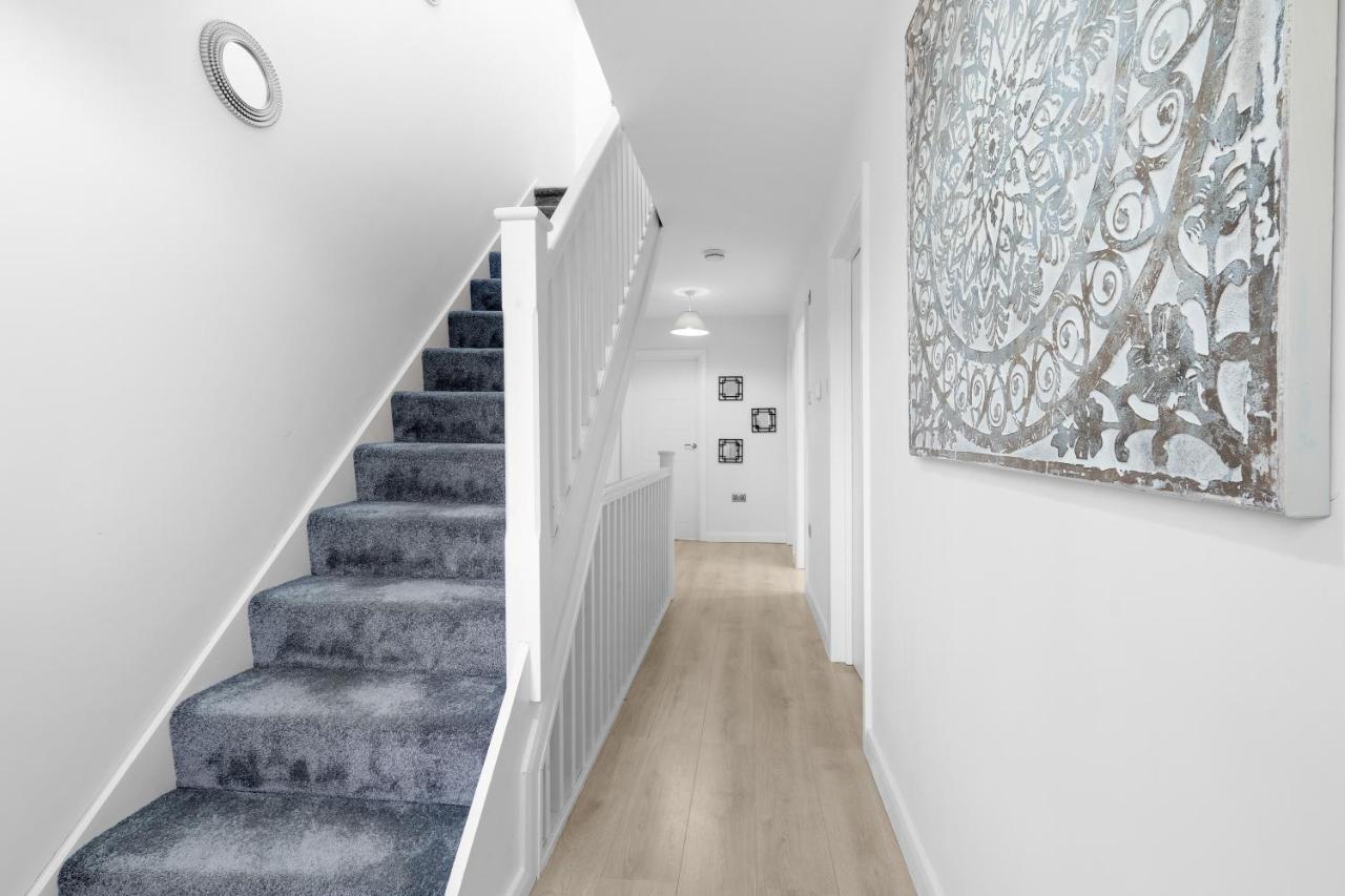 Modern 4 Bedroom House With Parking In Farnham Royal, Slough By 360Stays Exterior photo
