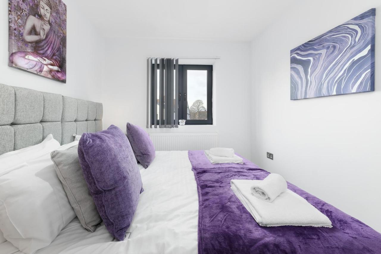 Modern 4 Bedroom House With Parking In Farnham Royal, Slough By 360Stays Exterior photo