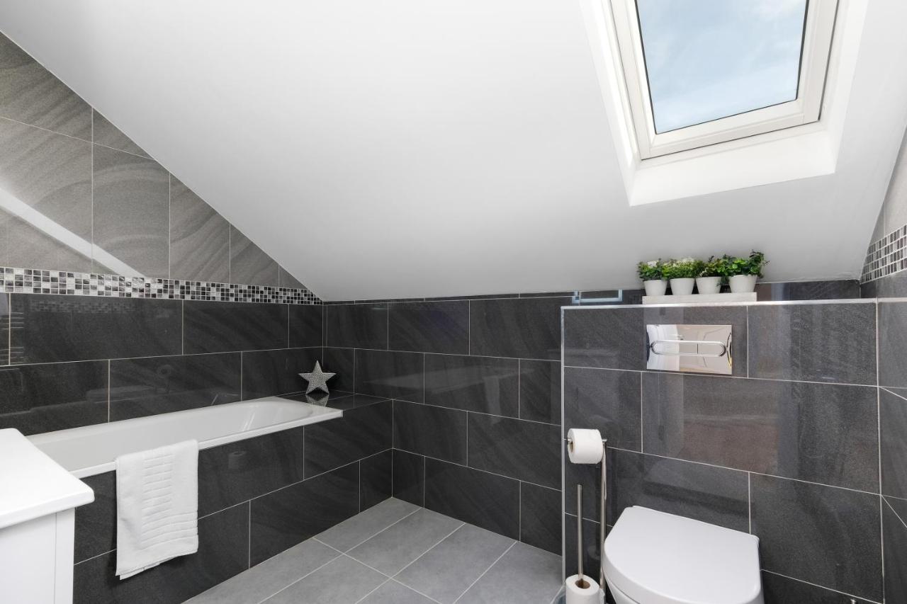 Modern 4 Bedroom House With Parking In Farnham Royal, Slough By 360Stays Exterior photo