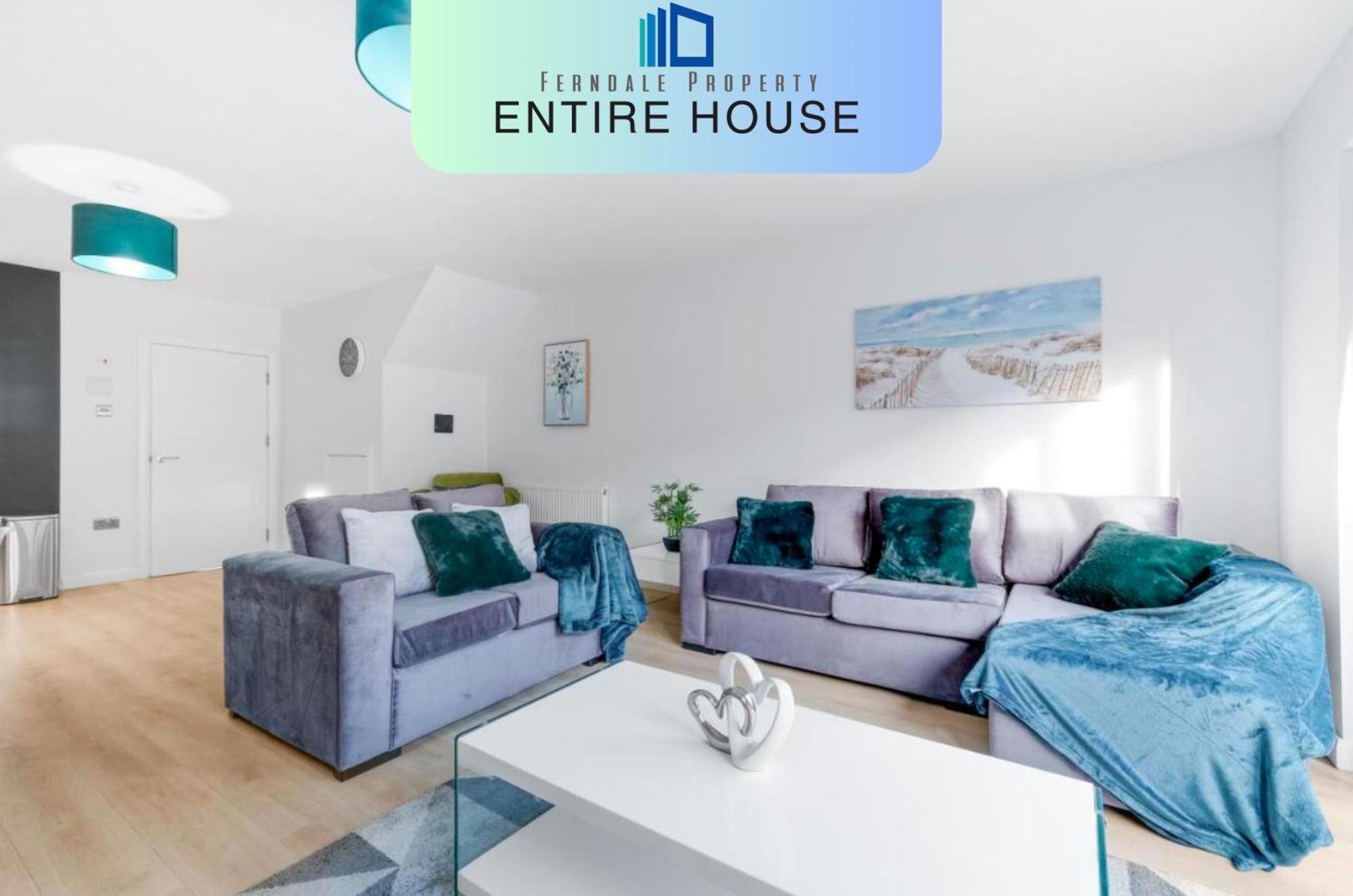 Modern 4 Bedroom House With Parking In Farnham Royal, Slough By 360Stays Exterior photo